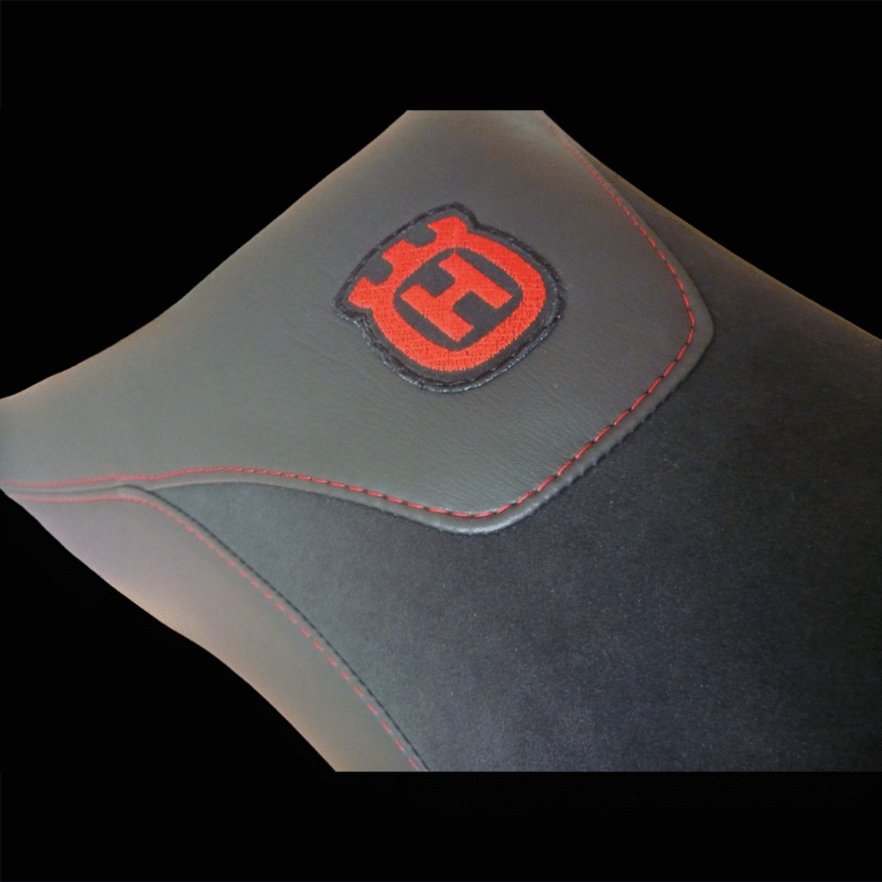 détail broderie selle confort husqvarna